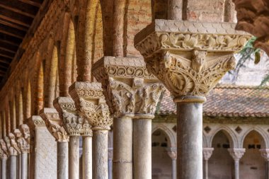 Moissac Abbey Manastırı, Occitanie, Fransa 'daki sütunlara detay ekleyen oyma başkentler