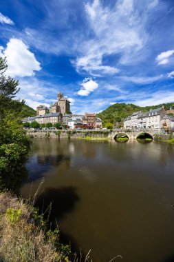 Fransa 'nın Aveyron kentindeki Lot Nehri' ne yansıyan şatosuyla Estaing köyünün panoramik manzarası mavi gökyüzünün altında