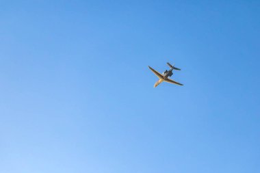 Küçük yolcu uçağı açık havada yükseklerde uçuyor.