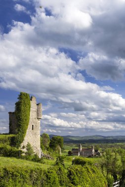 Arka planda bulutlu bir gökyüzünün altında Saint Martin 'in Cluniac manastırı olan Sigy le Chatel Kalesi' nin ortaçağ kalıntıları.