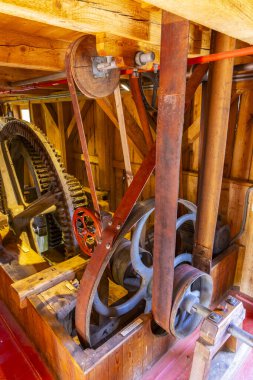 Tarihi ahşap değirmende güç aktaran, sanayi mirası sergilenen karmaşık dişli ve kemer düzenleme