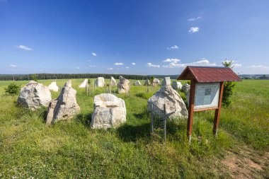 Horni Bela, Plzensky kraj, Çek Cumhuriyeti 'ndeki Güneş Sistemi ve Eğitim Kurulu gezegenlerini temsil eden Menhirler