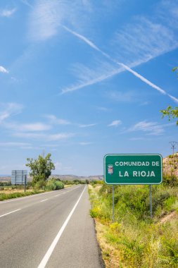 İspanya 'da La Rioja Comunidad' a giriş yolunda arka planda güzel mavi bir gökyüzü var.