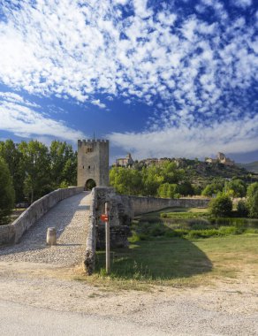 İspanya 'nın Frias kentindeki Ebro Nehri üzerindeki güçlendirilmiş ortaçağ köprüsünde savunma kulesi bulunuyor.