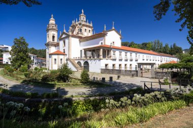 Majestic Mosteiro de Sao Miguel de Refojos, Kuzey Portekiz 'in Braga bölgesindeki Cabeceiras de Basto' da yaz güneşinde yıkandı.