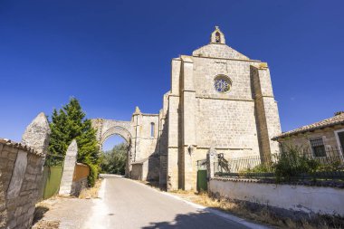 San Anton Manastırı 'nın alçak açılı manzarası Castrojeriz, Burgos, Castilla ve Leon' daki Camino de Santiago 'nun üzerinde açık mavi gökyüzünün altında yükseliyor.