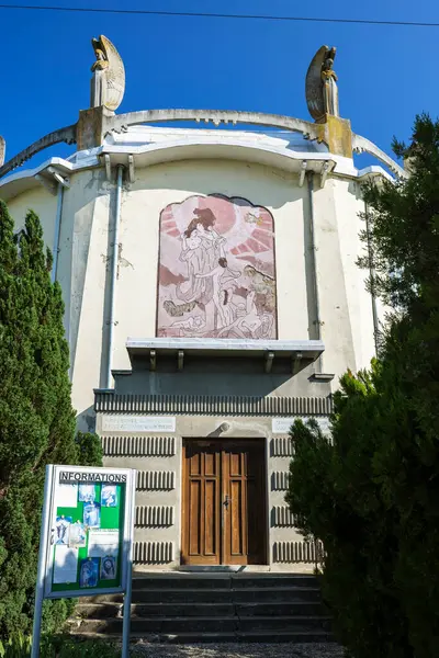 Mula, Slovakya 'daki krematoryum binası, melek heykelleri ve dini duvar resimleriyle süslenmiş, benzersiz bir mimari ve ruhani sembolizm sergiliyor.