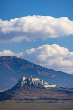 Majestic Spis Castle, bir UNESCO Dünya Mirası sitesi, Slovakya 'da bir tepenin üzerinde duruyor, gökyüzü dramatik bulutlu.