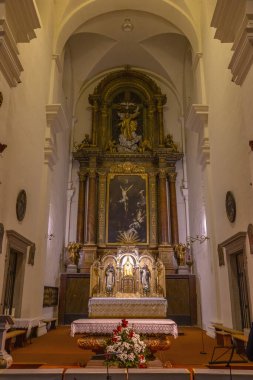 Çek Cumhuriyeti 'nin Znojmo kentindeki Aziz Michael Kilisesi' nin sunağında çarmıha gerilmiş ve çiçeklerle süslenmiş bir tablo sergilenmektedir.