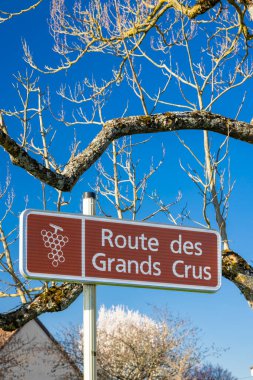 Burgundy, Fransa 'daki üzüm bağlarındaki Crus şarap rotasını gösteren yol tabelası.