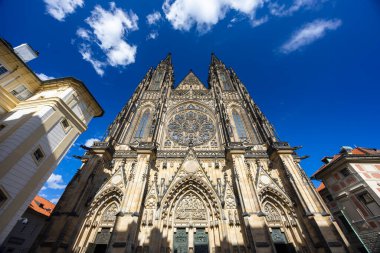 Gotik mimarinin çarpıcı bir örneği olan Aziz Vitus Katedrali Prag Kalesi 'ndeki açık mavi gökyüzüne karşı dimdik ayakta duruyor.