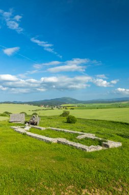 Slovakya 'nın Strba kentindeki Büyük Moravya Bazilikası' nın kalıntıları yeşil tarlalar ve tepelerle çevrili.