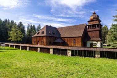Slovakya, Svaty Kriz 'deki Kutsal Haç Kilisesi' nde geleneksel ahşap mimari sergileniyor.