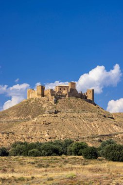 Castillo de Montearagon 'un mavi gökyüzünün altında Quicena, Huesca, Aragon, İspanya' da bulutların altında manzarası