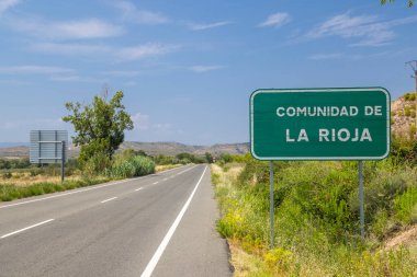 La Rioja Comunidad 'a giriş yolunda İspanya' daki özerk toplumu gösteren yeşil yol işareti var.