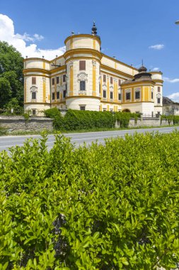 Markusovce, Slovakya 'daki Barok malikanesi, güneşli bir günde yıkandı.