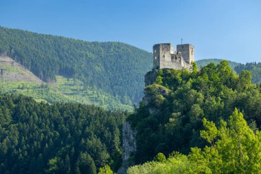 Strecno Kalesi, Slovakya 'nın Zilina bölgesindeki Vah nehir vadisinde bir uçurumun üzerinde duruyor.