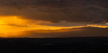 Alpes de Haute Provence, Fransa 'da manzarayı ve dağları aydınlatan altın gün batımı