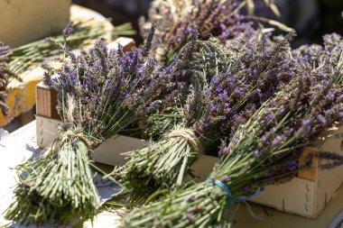Fransa 'nın Nyons kentindeki yerel bir markette taze toplanmış lavanta buketleri satışa sunuldu.