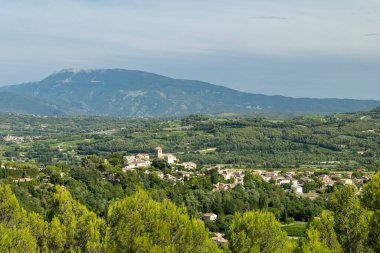 Vinsobres köyünün panoramik manzarası, arka planda Mont Ventoux ve Drome Provencale 'nin üzüm bağlarına ve ormanlarına kurulmuş.