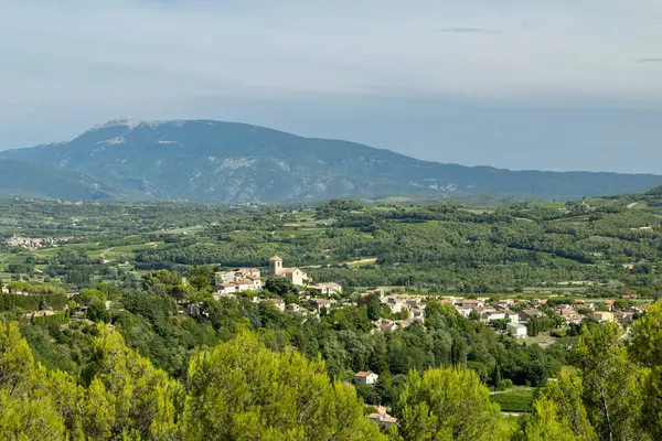 Vinsobres köyünün panoramik manzarası, arka planda Mont Ventoux ve Drome Provencale 'nin üzüm bağlarına ve ormanlarına kurulmuş.