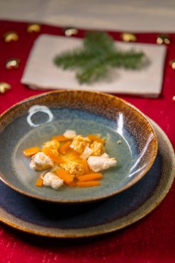 Tatil yemeği için havuçlu ev yapımı balık çorbası ve köfte.