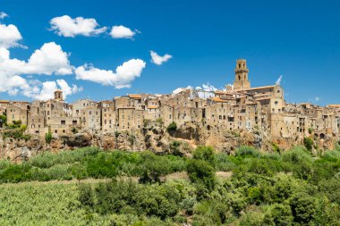 Pitigliano, Tuscany 'de mavi gökyüzü altında ortaçağ mimarisi barındıran tarihi bir uçurum kenti.