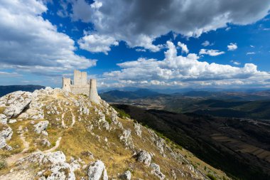 Rocca Calascio Kalesi, Abruzzo 'daki kayalık yüksek bir tepede görkemli bir şekilde duruyor.