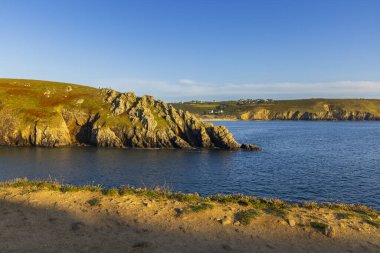 Atlantik Okyanusu sahili manzaralı, uçurumlar ve Brittany 'deki uzak evler.