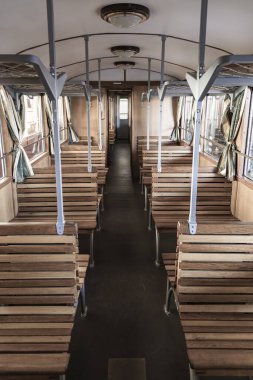 Eski moda tren vagonu içi boş ahşap banklar ve klasik detaylarla dolu.