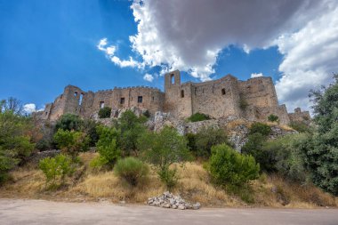 Calatrava la Nueva kalesi parçalı bulutlu bir gökyüzünün altındaki bir tepenin üzerinde duruyor.