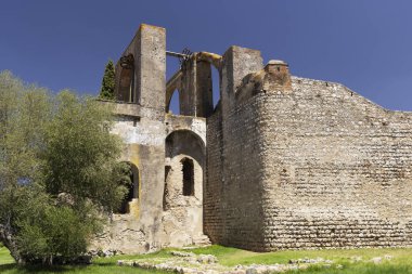 Rua dos Lagares, Beja, Portekiz 'deki harabeleri ve antik duvarları gösteren Serpa kalesi