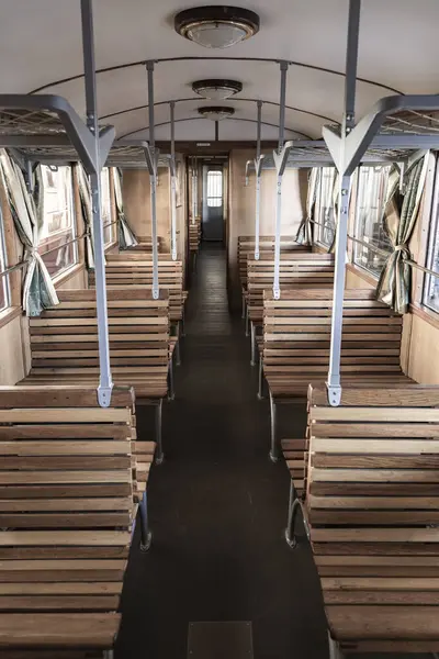 Eski moda tren vagonu içi boş ahşap banklar ve klasik detaylarla dolu.