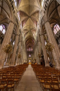 Bourges Katedrali, Fransa 'da Gotik mimariye sahip bir Roma Katolik kilisesi.