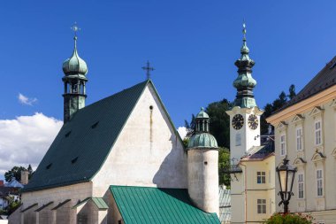 Banska Stiavnica, Slovakya 'da kilise ve saat kulesine sahip tarihi mimari