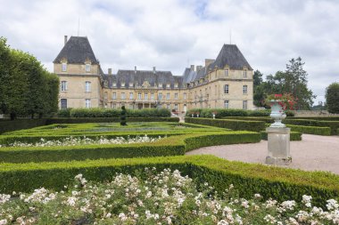 Chateau de Dree bulutlu bir günde resmi Fransız bahçesiyle göze çarpar.