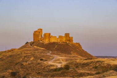 İspanya, Aragon, Quicena 'daki antik bir kale olan Montearagon Kalesi batan güneşle aydınlanıyor.