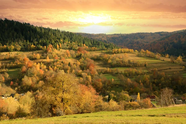 Jesienny Krajobraz Zachodem Słońca Nad Górskimi Łąkami Karpatach — Zdjęcie stockowe