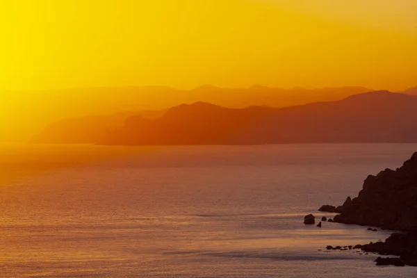 Ilık Gün Batımı Işığı Denizin Üzerinde Yaz Manzarası — Stok fotoğraf