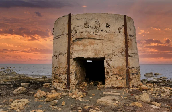日落时在海滨的一座古老的军事塔 在克里米亚 乌克兰 — 图库照片