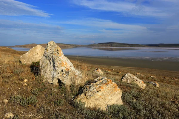 Zonnig Landschap Met Oude Stenen Aan Meeroever — Stockfoto