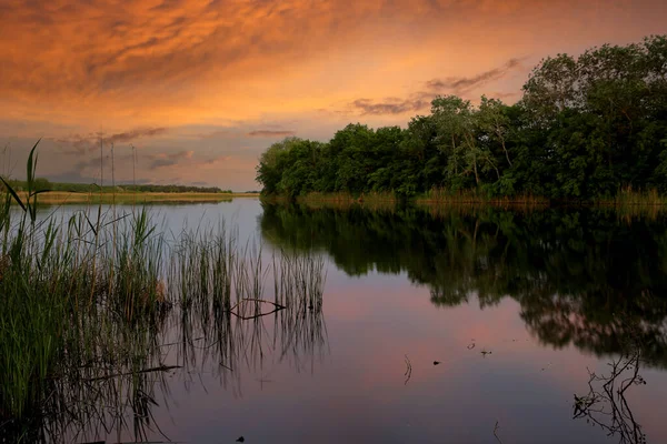 美丽的风景 夕阳西下的河流 乌克兰的Orchick — 图库照片