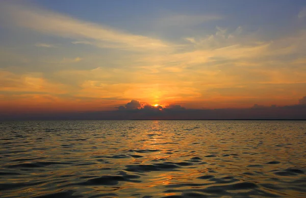 Deniz Yüzeyinde Muhteşem Bir Günbatımı — Stok fotoğraf