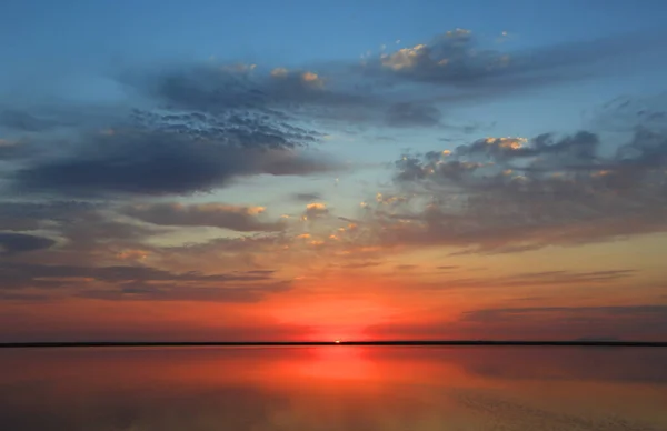 Bom Pôr Sol Majestoso Sobre Água Lago Conte Ucrânia — Fotografia de Stock