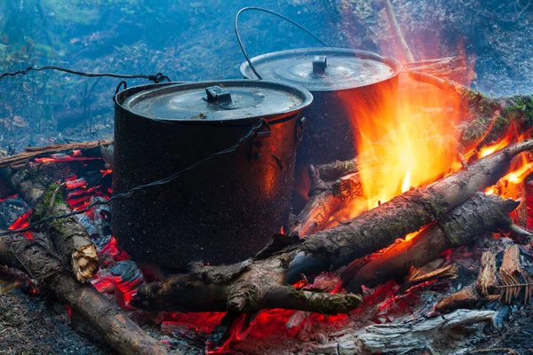 Zwei Touristen Rauchten Wasserkocher Heißen Lagerfeuer — Stockfoto