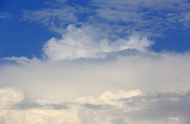 Yazın gökyüzünde güzel bulutlar olan manzara