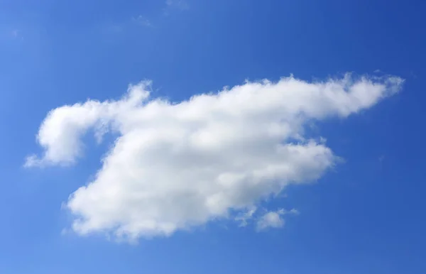 Mavi Gökyüzünde Tek Başına Güzel Bir Bulut — Stok fotoğraf