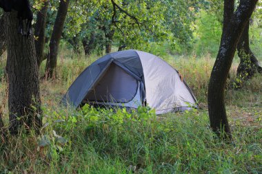 Ormandaki çayırlarda modern turist çadırı. Ukrayna 'dan al.