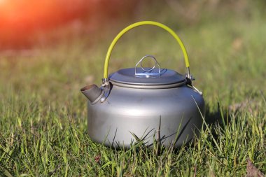 Yeşil çimlerde soyut turist çaydanlığı