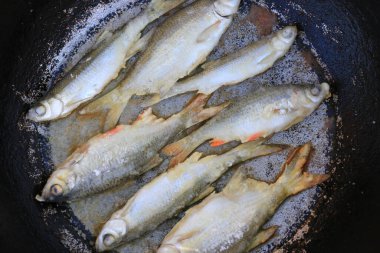 Kızartma tavasında kızarmış balığın manzarası